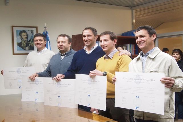 Recibidos. Los cinco primeros técnicos egresados días atrás en la Facultad de la UNER.&nbsp;