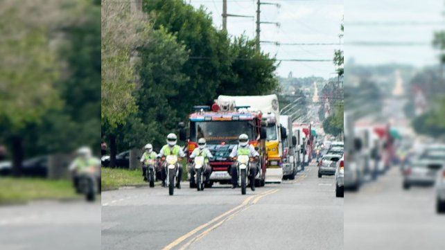 Una caravana de camioneros partió desde el parque industrial de Paraná hacia el Hipódromo de Oro Verde con donaciones de alimentos para diversas instituciones&nbsp; 