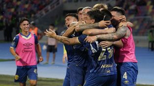 Los jugadores de Rosario Central festejan en Santiago del Estero el gol del triunfo sobre el final, ante Central Córdoba.