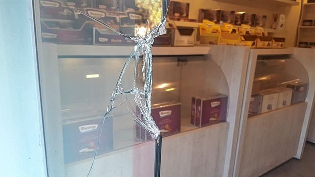 Daños que provocaron para ingresar en el local enfrente de Casa de Gobierno.