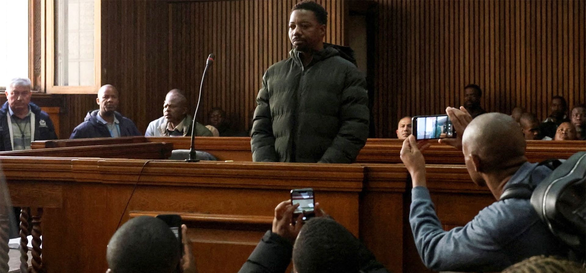 Un ciudadano británico de ascendencia zimbabuense, buscado por las autoridades británicas en relación con la muerte de su esposa y sus dos hijas en Bedfordshire, comparece ante el tribunal de magistrados del distrito central de Johannesburgo. Fotografía: Oupa Nkosi/Reuters Un ciudadano británico de ascendencia zimbabuense, buscado por las autoridades británicas en relación con la muerte de su esposa y sus dos hijas en Bedfordshire, comparece ante el tribunal de magistrados del distrito central de Johannesburgo. Fotografía: Oupa Nkosi/Reuters