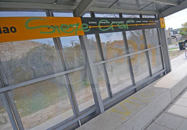 Desconocidos pintaron con aerosol la garita del Tren Urbano ubicado en Ricardo Aldao.