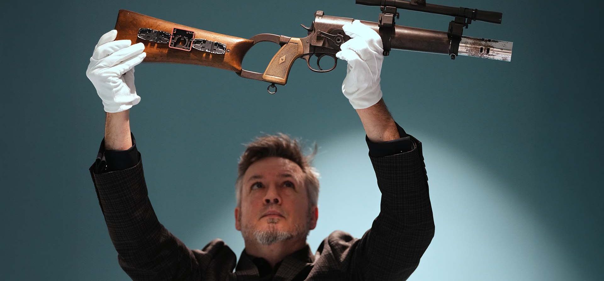 La pantalla de héroe, la foto y el rifle carabina EE-3 de Boba Fett (Jeremy Bulloch), con número de serie coincidente, de la película Star Wars: El Imperio Contraataca (1980), es exhibida por un asistente de la galería durante una vista previa para la prensa de la subasta en vivo Winter Entertainment de Propstore, que se llevará a cabo del 5 al 7 de diciembre en Londres, el martes 25 de noviembre de 2025. (Foto AP/Kirsty Wigglesworth) La pantalla de héroe, la foto y el rifle carabina EE-3 de Boba Fett (Jeremy Bulloch), con número de serie coincidente, de la película Star Wars: El Imperio Contraataca (1980), es exhibida por un asistente de la galería durante una vista previa para la prensa de la subasta en vivo Winter Entertainment de Propstore, que se llevará a cabo del 5 al 7 de diciembre en Londres, el martes 25 de noviembre de 2025. (Foto AP/Kirsty Wigglesworth)