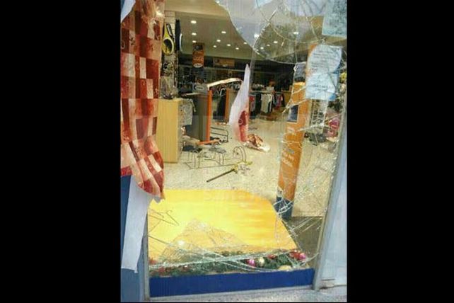 Hubo robos y destrozos en varios comercios de la ciudad