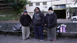 Una familia quedó en situación de calle y vive en la plaza de la Maternidad Martin