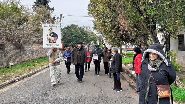 Caminar. El sacerdote y parte de la comunidad