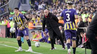 Sebastián Méndez se asoma entre los jugadores de Central para seguir el juego de Newells en el Gigante. ¿Se queda o se va?