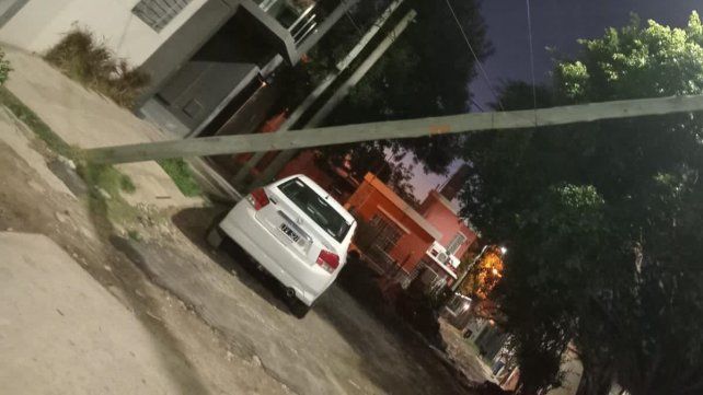 Vecinos alertan sobre peligro por poste derribado en calle Laprida.