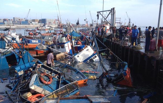 Imparable. El puerto de Iquique fue barrido por una ola de más de 2