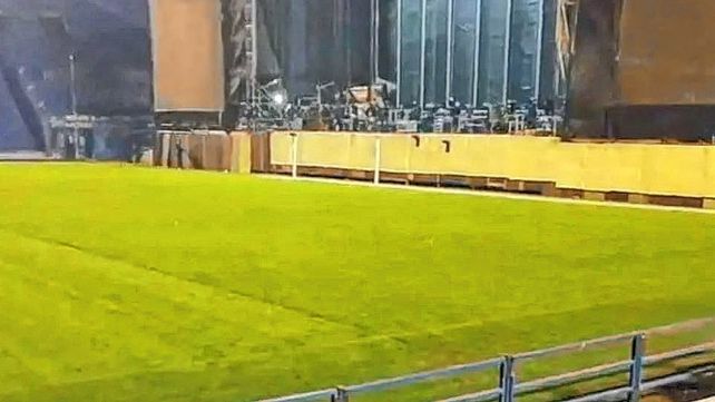 Un escenario al lado del arco en Vélez