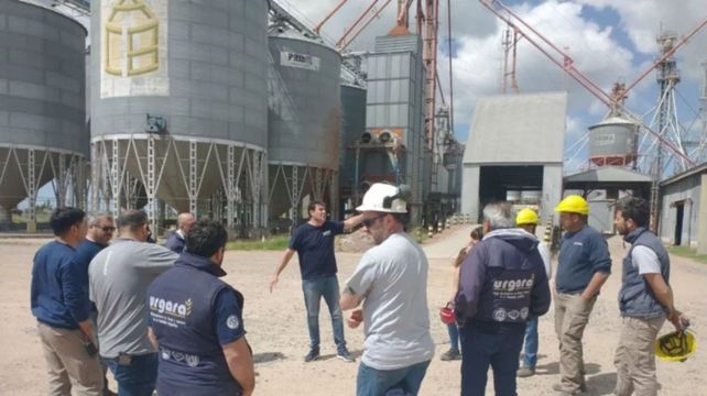 {altText(<p>Recibidores de granos iniciaron un #paro en plantas de todo el país por el supuesto incumplimiento del convenio colectivo por parte de la firma Desdelsur S.A</p>,Paro sorpresivo en el comercio de granos: Acopiadores pidió sanciones legales para Urgara)}