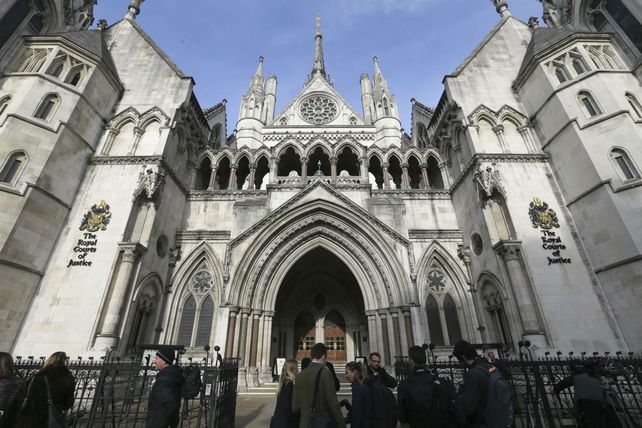 Sorpresa. La alta corte de Justicia de Londres asestó un duro golpe al Ejecutivo conservador de Theresa May.