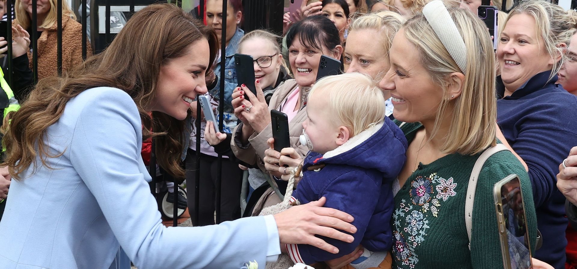 La británica Kate, princesa de Gales, se reúne con Barney Barr, de 1 año, y su madre, Laura-Ann Barr, durante una visita a PIPS Suicide Prevention (PIPS Charity), en Belfast, el jueves 6 de octubre de 2022, como parte de su visita a Irlanda del Norte.