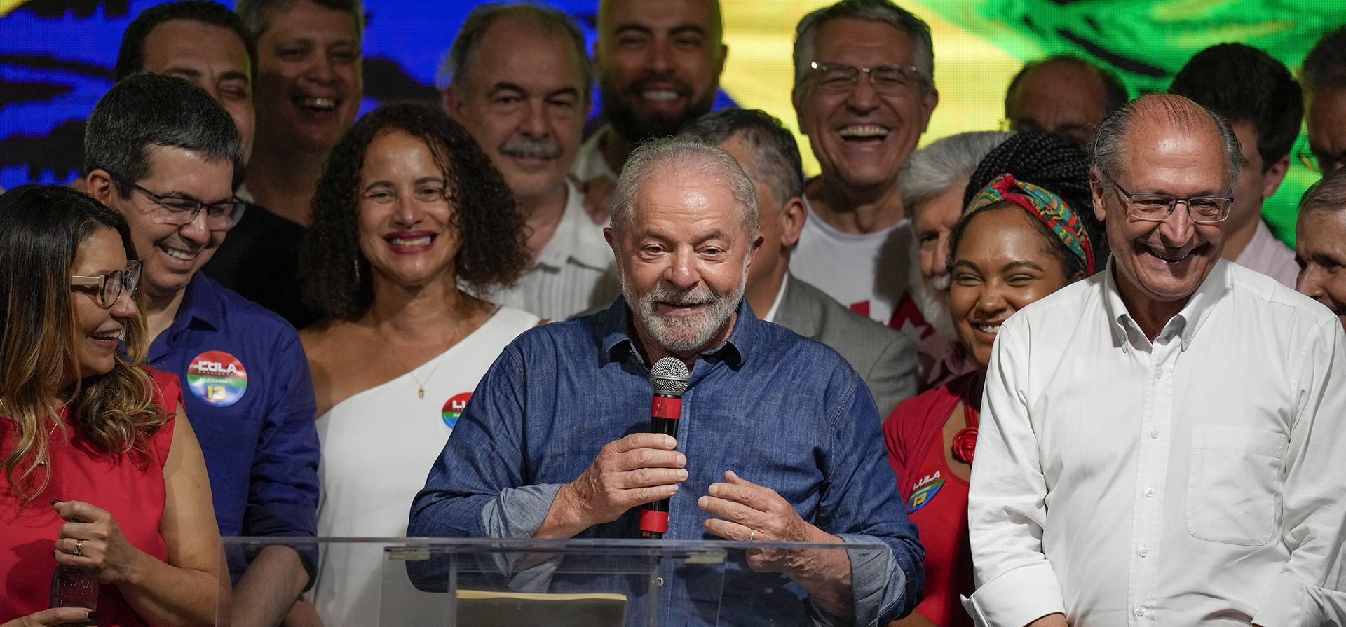 El expresidente brasileño Luiz Inácio Lula da Silva habla con sus partidarios después del cierre de las urnas en la segunda vuelta de las elecciones presidenciales en Sao Paulo, Brasil, el domingo 30 de octubre de 2022. La autoridad electoral de Brasil dijo que Lula da Silva, del izquierdista Partido de los Trabajadores, derrotó al titular Jair Bolsonaro para convertirse en el próximo presidente del país. (Foto AP/André Penner)