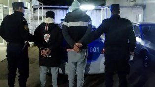 Dos jóvenes que eran buscados por balear a un hombre se entregaron en Tribunales. El hecho que se les endilga sucedió en el Barrio 98 Viviendas de Paraná.