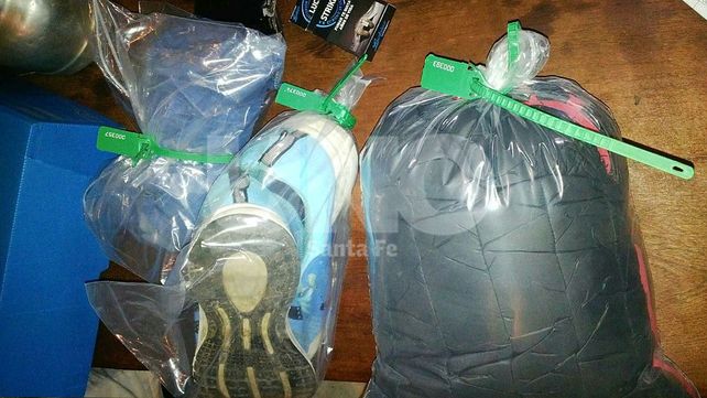 La ropa que la policía se llevó del lugar como evidencia por el robo ocurrida en el mes de Julio pasado.