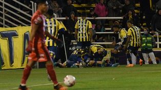 Meza lo sufre y todo el mundo canalla festeja el gol del pibe Buonanotte.
