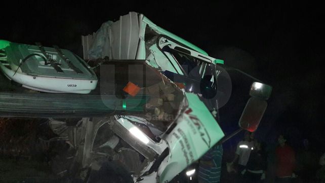 Un camionero chocó a otro desde atrás en la Circunvalación Oeste, fue rescatado pero falleció