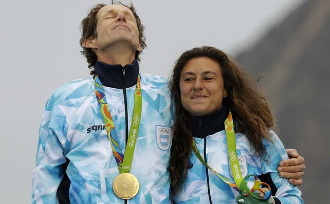 La rosarina Cecilia Carranza Saroli, junto a Santiago Lange, con la medalla de oro en Río 2016.