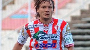 Patulo. Cristian Gómez con los colores de Atlético Paraná, la última camiseta que defendió.