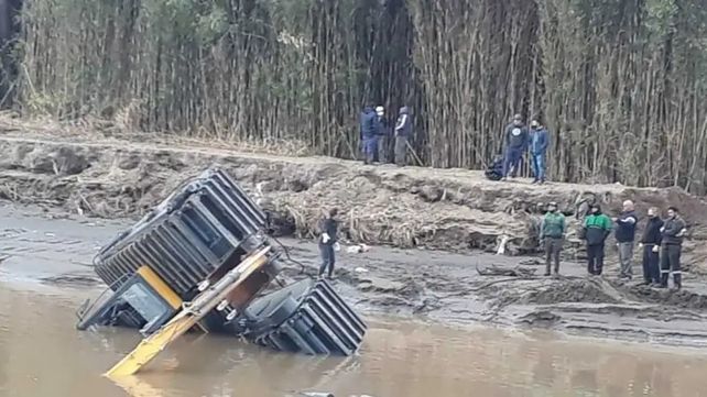 Un intendente presentó una nueva excavadora para dragado pero la alegría duró sólo un día