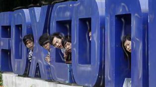 Una empresa en China sube sueldos por ola de suicidios