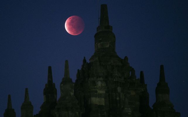 La luna llena se eleva sobre el templo de Plaosan del siglo IX mientras se producía un eclipse lunar en Yogyakarta