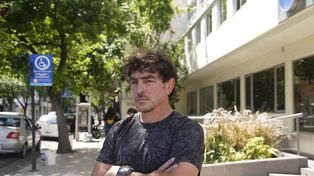 Cristian, chocado por una moto policial en Suipacha y San Luis. Su mujer, Andrea, estuvo diez días en terapia y quedó con serias secuelas. 