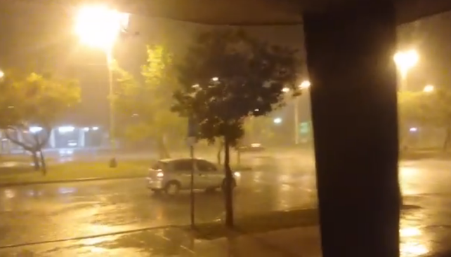 VIDEO: llueve intensamente en toda la ciudad y piden precaución
