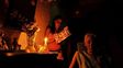 A la luz de las velas. Los cubanos atraviesan serios problemas de energía.