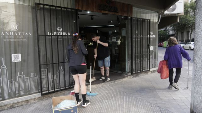 El robo fracasó y sólo quedaron cristales rotos en el piso.