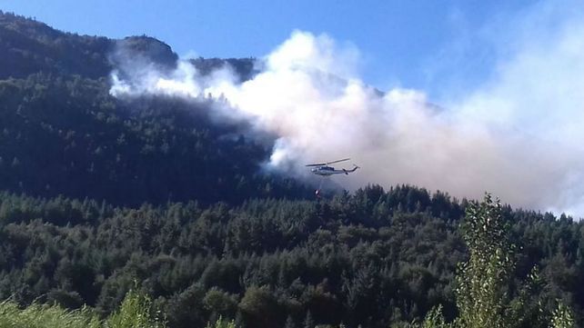 Combaten un incendio de bosques en cercanías de Lago Puelo