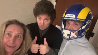 Selfie al llegar a EEUU. El presidente Milei le regaló a suministro de Economía, Luis Caputo, le regaló un casco de fútbol americano de color azul y amarillo por su película favorita El cielo puede esperar.