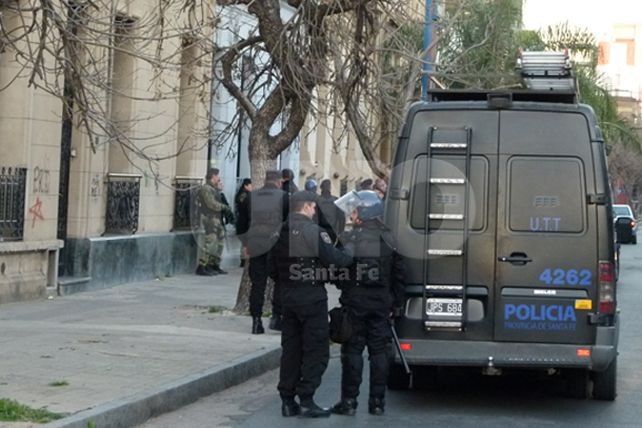 La Policía desalojó por la fuerza las sedes de Uocra Santa Fe