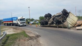 Volcó el acoplado de un camión en la Circunvalación Oeste