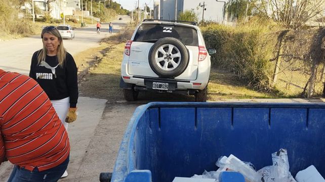 Malos vecinos tiraron escombros en contenedor nuevo