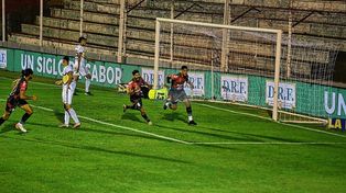 El Laucha Torres festeja el gol que le dio el histórico triunfo a Patronato ante Boca.