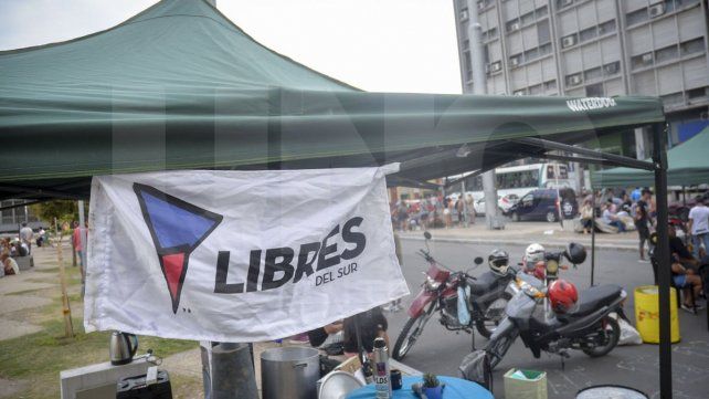 Se instalaron frente a la Casa de Gobierno. Reclaman más alimentos para los comedores y repudian el ajuste.