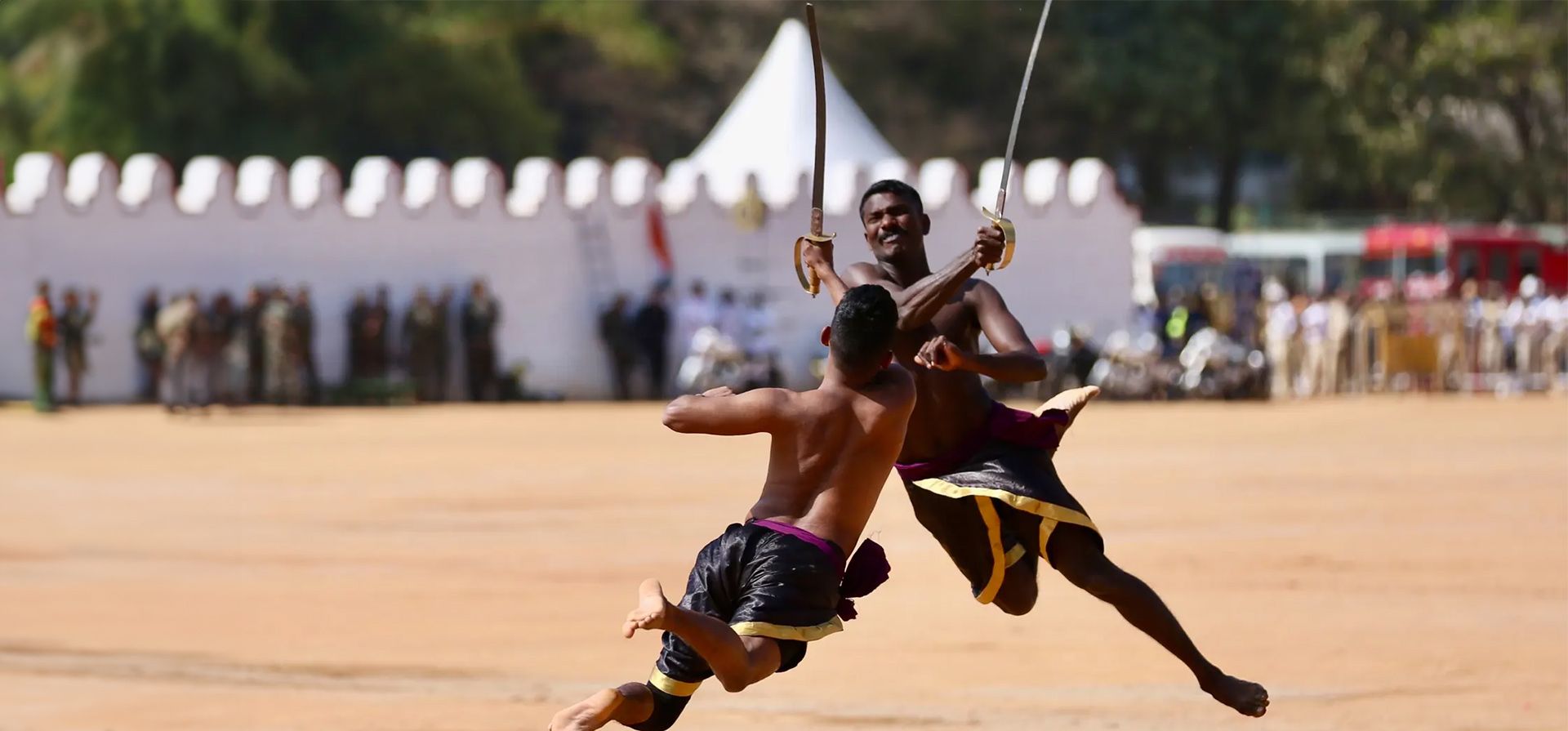 Miembros del Grupo de Ingeniería de Madrás muestran sus habilidades en artes marciales durante el desfile del 75º Día de la República, India. El evento conmemora la fecha en que la constitución de la India entró en vigor en 1950 y el país comenzó su transición de un dominio británico a una república. Fotografía: Jagadeesh Nv/EPA Miembros del Grupo de Ingeniería de Madrás muestran sus habilidades en artes marciales durante el desfile del 75º Día de la República, India. El evento conmemora la fecha en que la constitución de la India entró en vigor en 1950 y el país comenzó su transición de un dominio británico a una república. Fotografía: Jagadeesh Nv/EPA