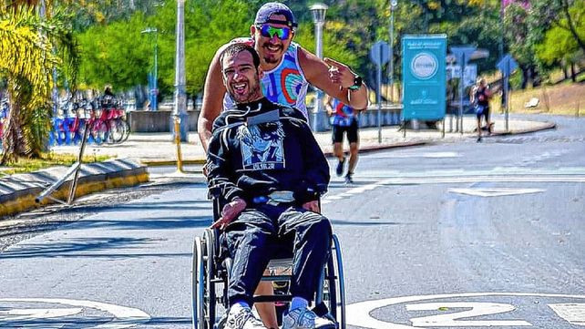 Mauro Sarubi y su amigo Marcos Gómez participan de maratones pedrestres. Necesitan una nueva silla que cuesta $2 millones&nbsp; 