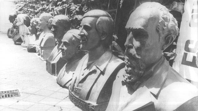 Imágenes del traslado del Museo de la Ciudad en diciembre de 1991 desde Oroño al 1500 al parque Independencia.