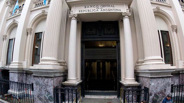 El Banco Central volvió a vender reservas para frenar al dólar, pero superó su récord