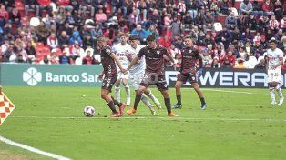 Unión volvió a chocar con sus limitaciones y edificó un empate sin goles contra Platense