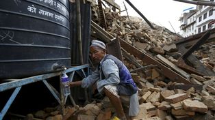 Ya suman más de 2.400 los muertos en Nepal
