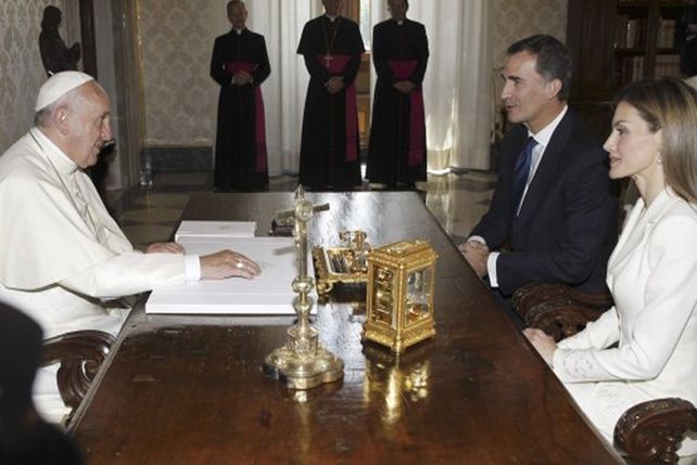 El papa Francisco recibe en el Vaticano a los nuevos reyes de España