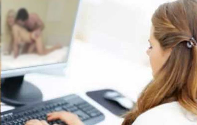 El virus se introduce al solicitar actualizar el reproductor Flash para ver el video.