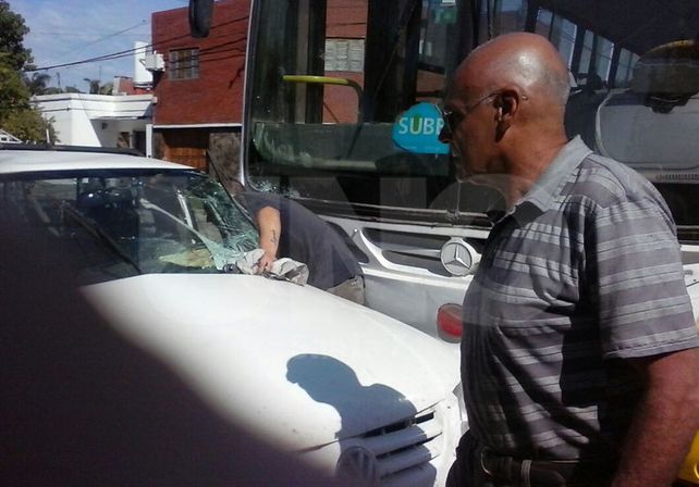 Violento accidente en Castelli y San Martín