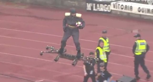 A este árbitro le llevaron la pelota a domicilio