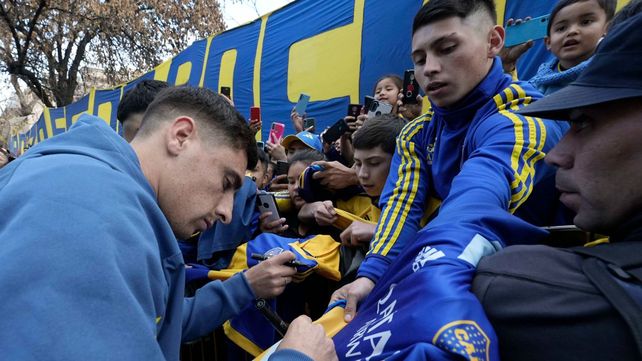 Miguel Merentiel se detuvo a firmar autógrafos a la llegada al hotel donde concentra Boca en Mendoza.