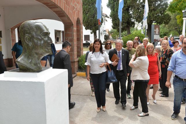 Colocaron los bustos restaurados de Eva y Juan Perón